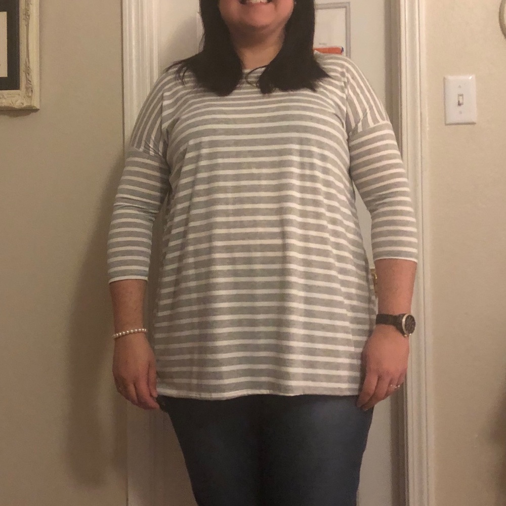 💕SALE💕Gray and White Criss-Cross Top - Picture 3 of 3